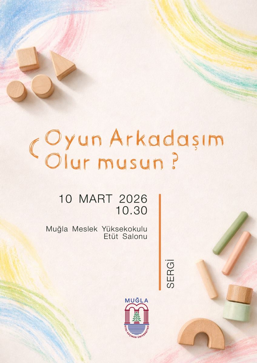 Genel tasarım ve tema: Afiş sade açık krem/bej tonlarda bir arka plana sahip. Kenarlarda pastel renkli, çocukça çizimler ve boyama kalemleriyle oluşan dekoratif dokular var (kırmızı, turuncu, sarı, yeşil ve mavi tonlarda) ve köşelerde geometrik ahşap bloklar bulunuyor. Başlık ve metinler: Başlık: “Oyun Arkadaşım Olur musun?” yazısı, turuncu tonlarda el yazısı stilinde merkezi olarak yer alıyor. Alt kısımda etkinlik bilgileri yazıyor: Tarih ve saat: 10 MART 2026, 10.30 Yer: Muğla Meslek Yüksekokulu, Etüt Salonu Etkinlik türü: SERGİ (dikey bir kenardan yazılmış, turuncu/siyah kontrast) En altta Muğla Üniversitesi logosu bulunuyor (aşağıda). Görsel öğeler: Ortada ve çevresinde ahşap oyuncak bloklar ve pastel kalemler var, bu da çocuklara yönelik bir tema izlenimi veriyor. Kenarlarda açık, renkli çizgiler ve skeçler, samimi ve yaratıcı bir atmosfer yaratıyor. Renk ve stil: Ana renkler beyaz/bej tonlar, başlık ve vurgu için turuncu ve siyah kullanılmış. Genel atmosfer sıcak ve oyun odaklı bir etkinliği ifade ediyor.